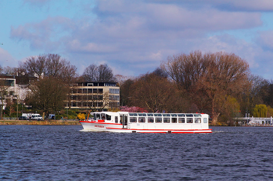 Der Alsterdampfer Seebek auf der Außenalster in Hamburg