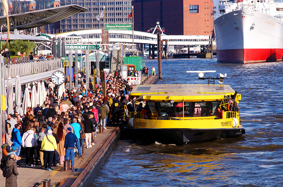 Das HADAG Schiff Reiherstieg an den St. Pauli Landungsbr&uuml;cken