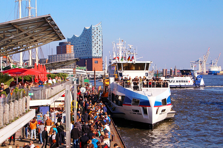 Das HADAG Schiff Finkenwerder am Anleger St. Pauli Landungsbrücken