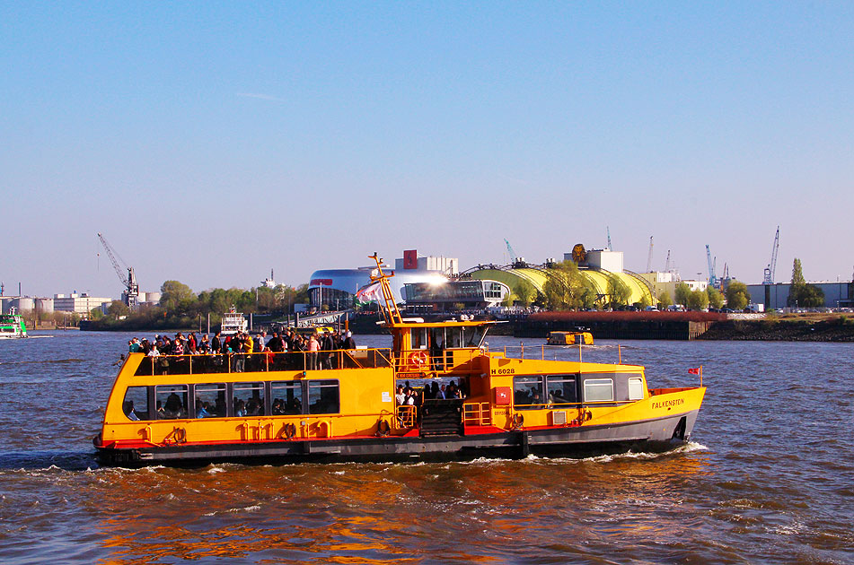 Das HADAG Schiff Falkenstein vor den St. Pauli Landungsbr&uuml;cken in Hamburg