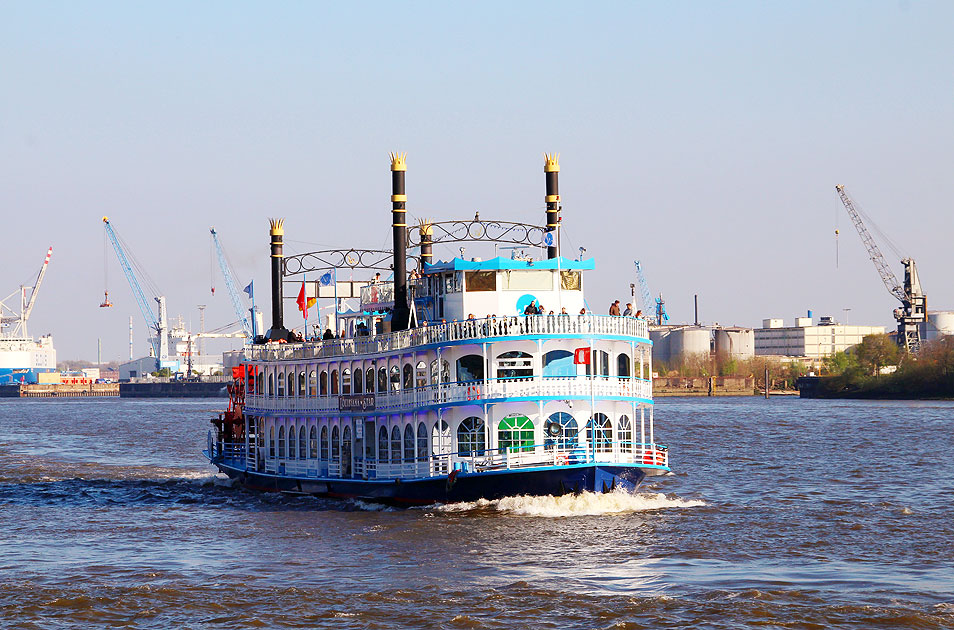 Die MS Louisiana Star von Rainer Abicht auf der Elbe an den Landungsbrücken