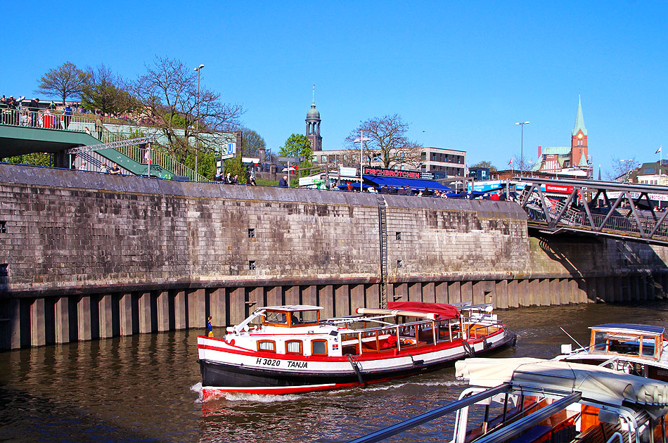 Die Barkasse Tanja an den St. Pauli Landungsbrücken