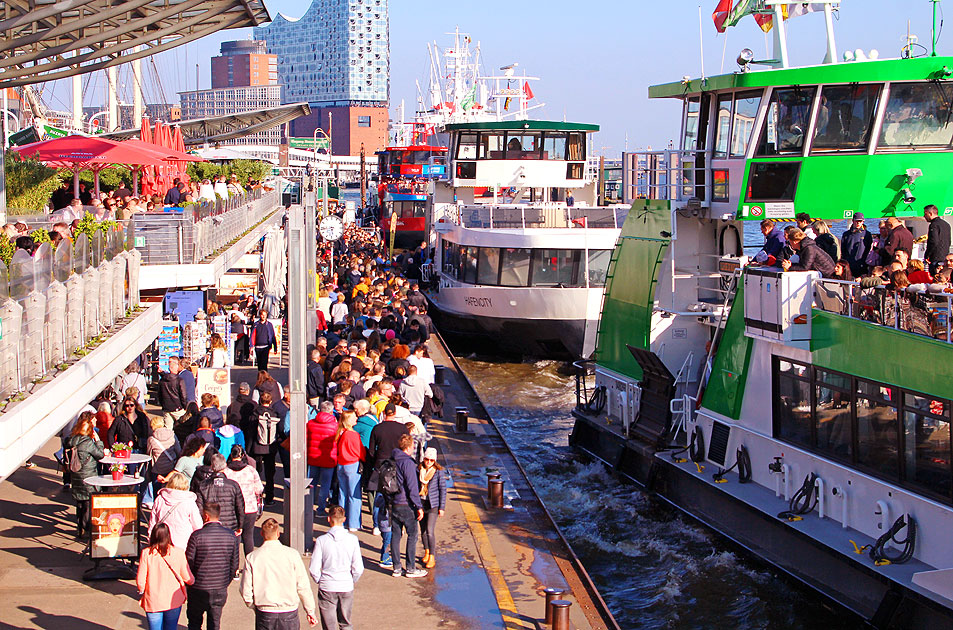 Fahrg&auml;ste f&uuml;r den Musical-Shuttle an den St. Pauli Landungsbr&uuml;cken in Hamburg
