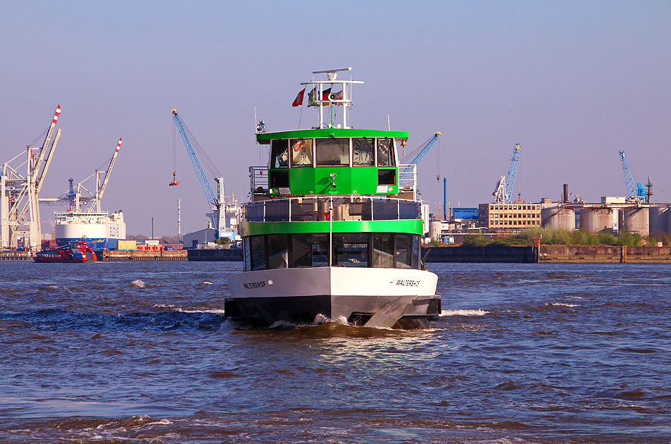 Das HADAG Schiff Waltershof auf der Elbe in Hamburg