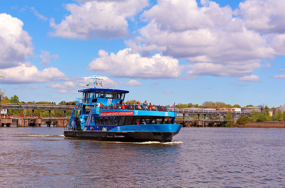 Das HADAG Schiff Elbphilharmonie in Finkenwerder