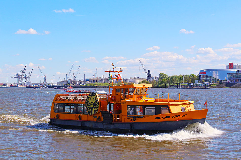 Das HADAG Schiff Wolfgang Borchert in Hamburg an den St. Pauli Landungsbr&uuml;cken