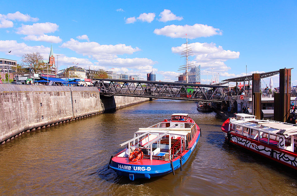 Eine Barkasse von Kapitän Prüsse an den St. Pauli Landungsbrücken in Hamburg