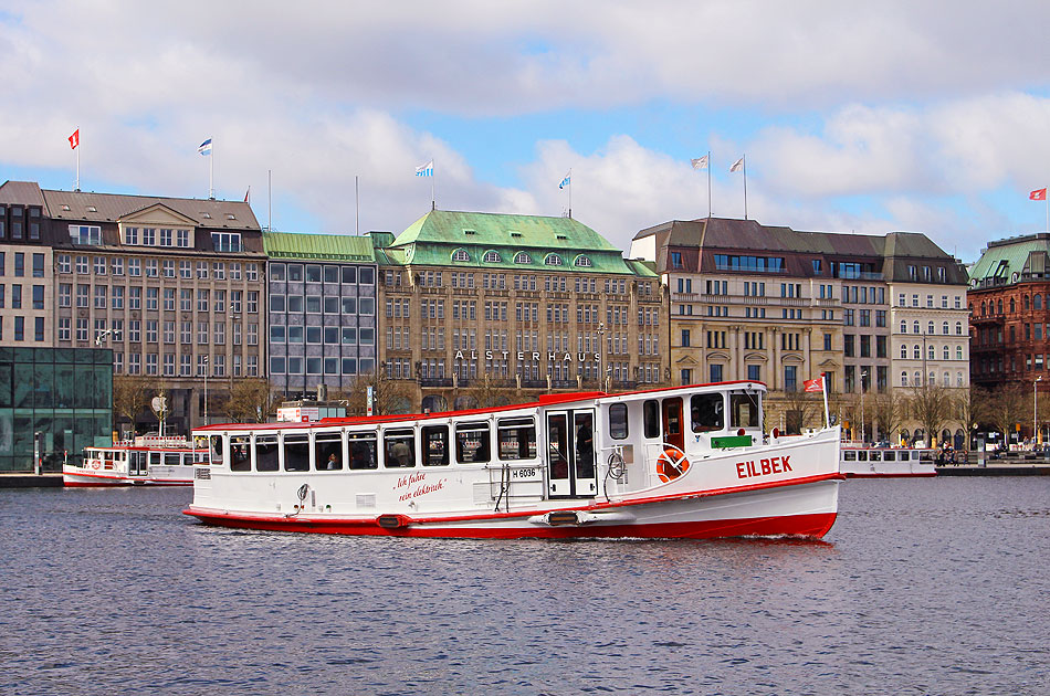 Der Alsterdampfer Eilbek auf der Binnenalster in Hamburg