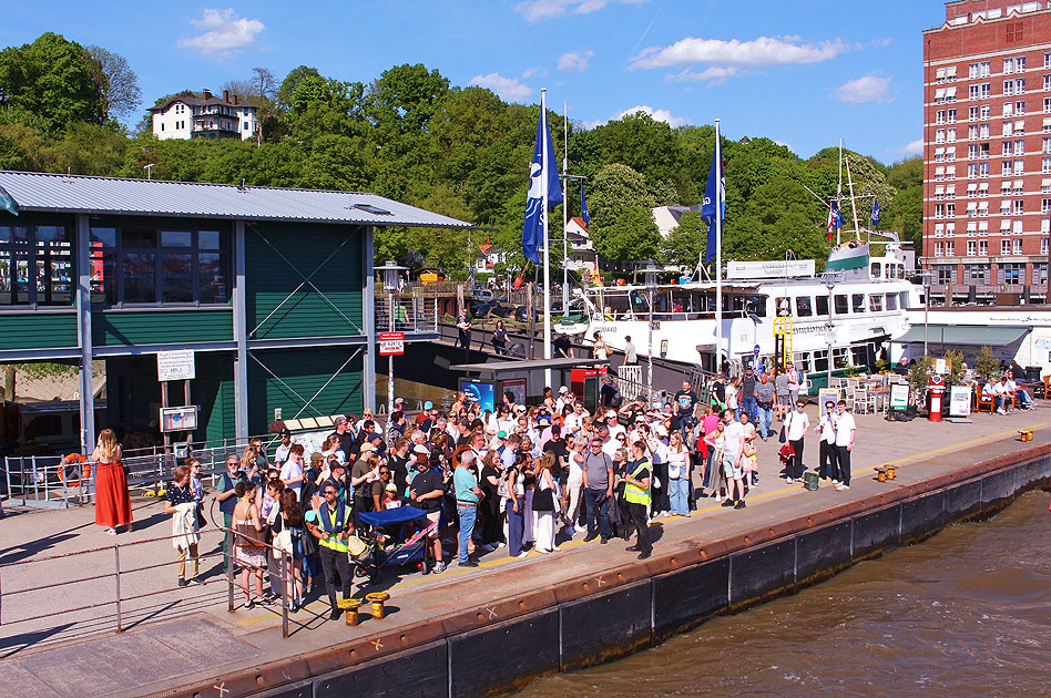 Der Anleger Neumühlen / Övelgönne für HADAG Schiffe