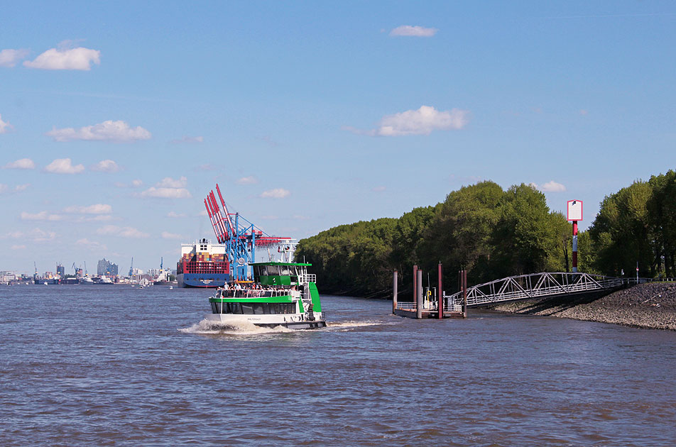 Ein HADAG Schiff am Anleger Bubendey Ufer