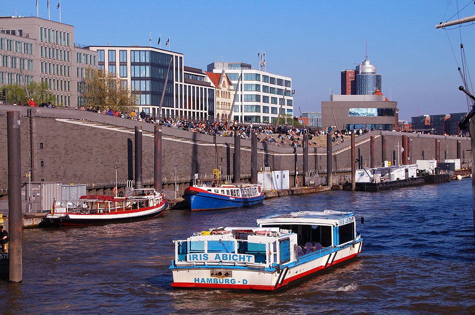Die Barkasse Iris Abicht an den St. Pauli Landungsbrücken
