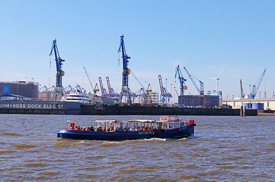 Die Barkasse Nordsee VII von Kapitän Prüsse auf der Elbe in Hamburg