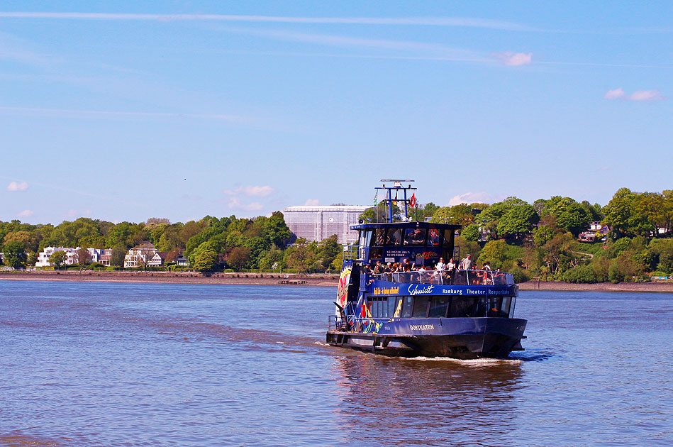 Das HADAG Schiff Oortkaten in Finkenwerder