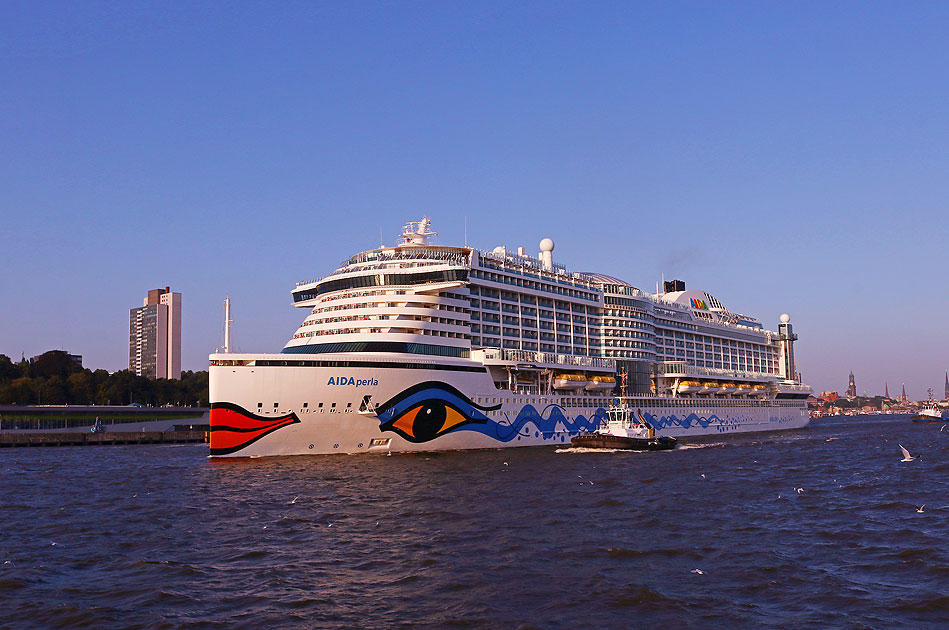 Das Kreuzfahrtschiff Aidaperla im Hamburger Hafen vor dem Kreuzfahrtterminal Altona