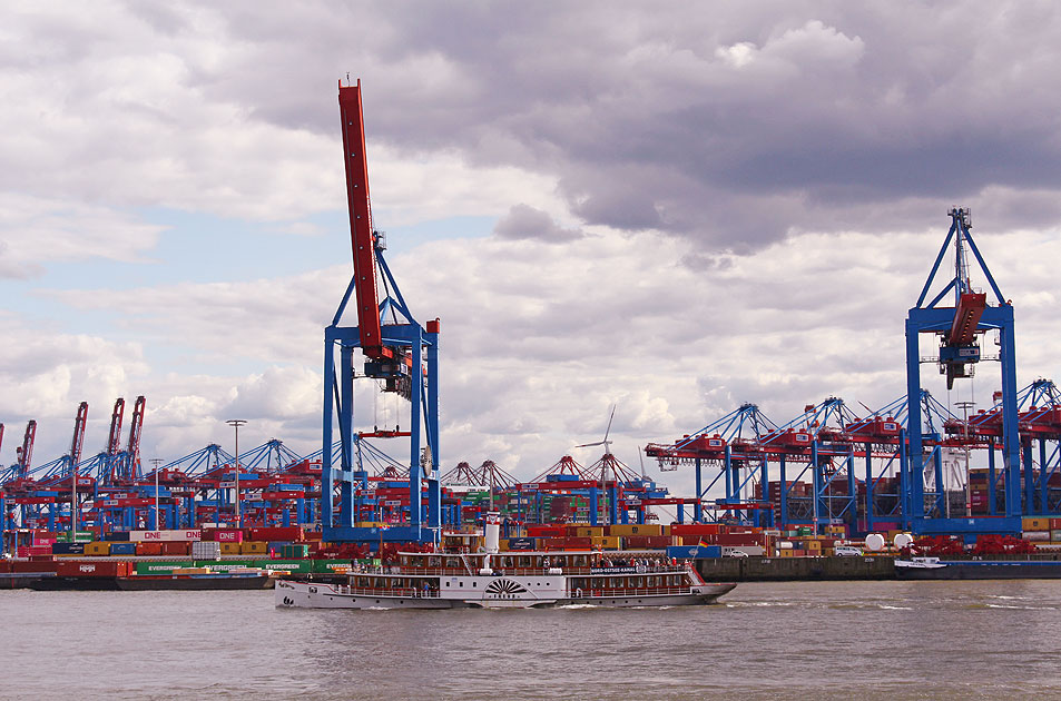 Der Raddampfer Freya in Hamburg beim Hafengeburtstag