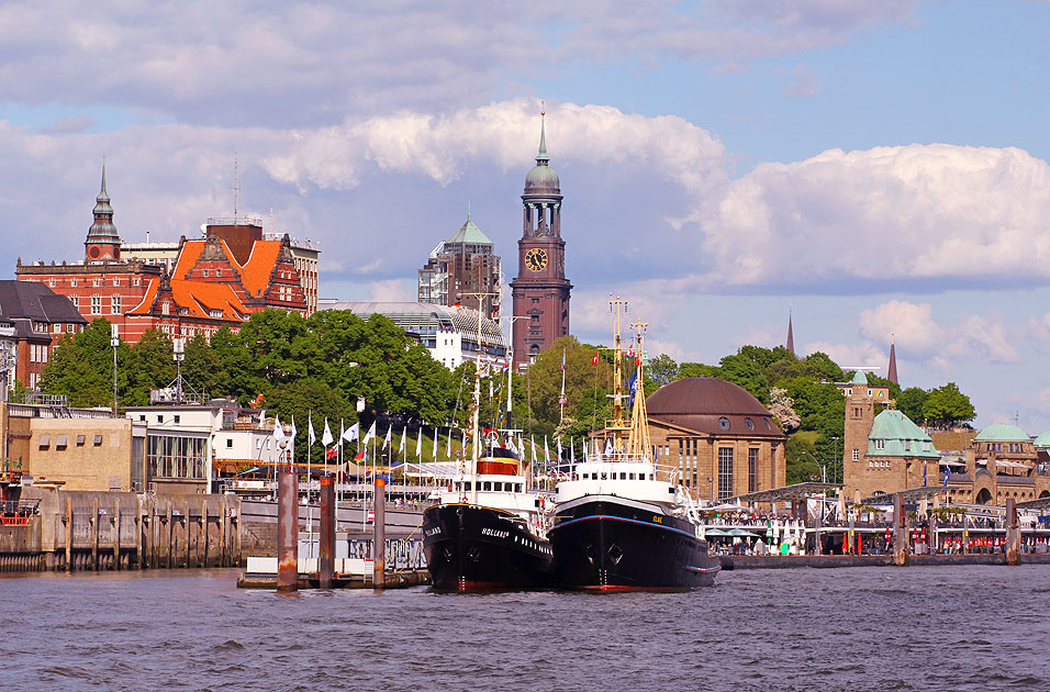 Hochseeschlepper Holland und Elbe in Hamburg an den St. Pauli Landungsbrücken