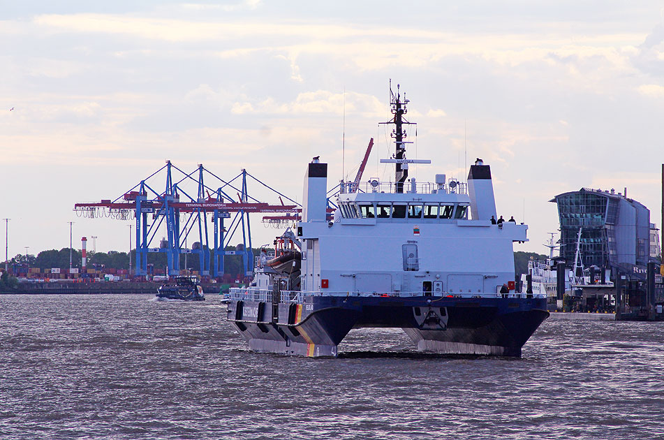 Der Hochseeschlepper oder auch Zollkreuzer Helgoland der Küstenwache