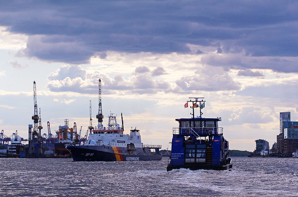 Das Bundespolizei-Schiff BP 81 Potsdam der Küstenwache in Hamburg