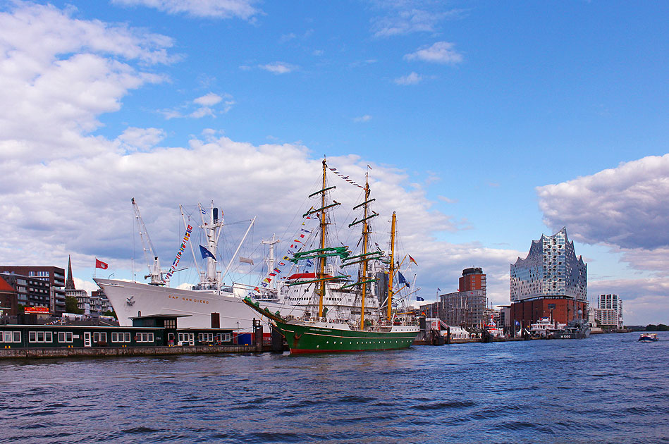 Die Cap San Diego und das Segelschiff Alexander von Humboldt