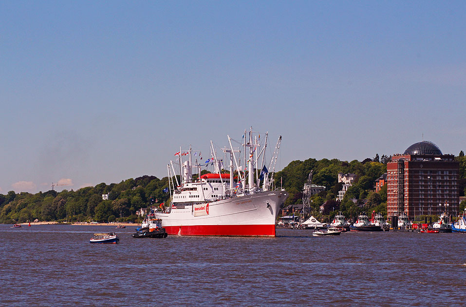 Die Cap San Diego in der Einlaufparade zum Hamburger Hafengeburtstag