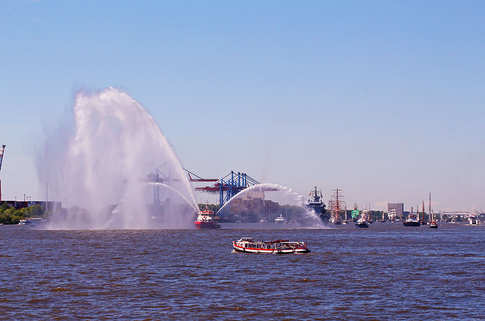 Die Einlaufparade zum Hamburger Hafengeburtstag