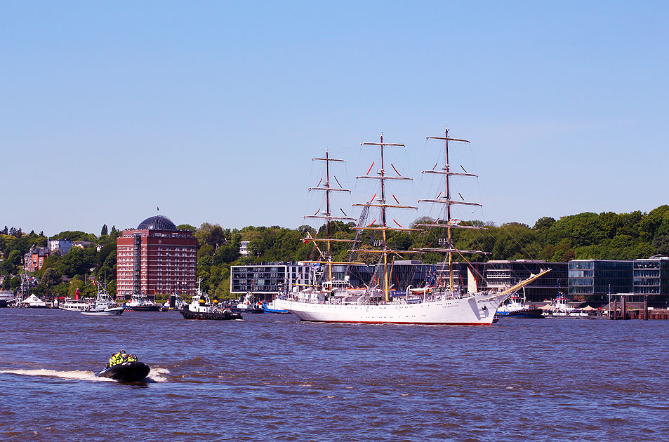 Das polnische Segelschiff Dar Mlodziezy in Hamburg auf der Elbe