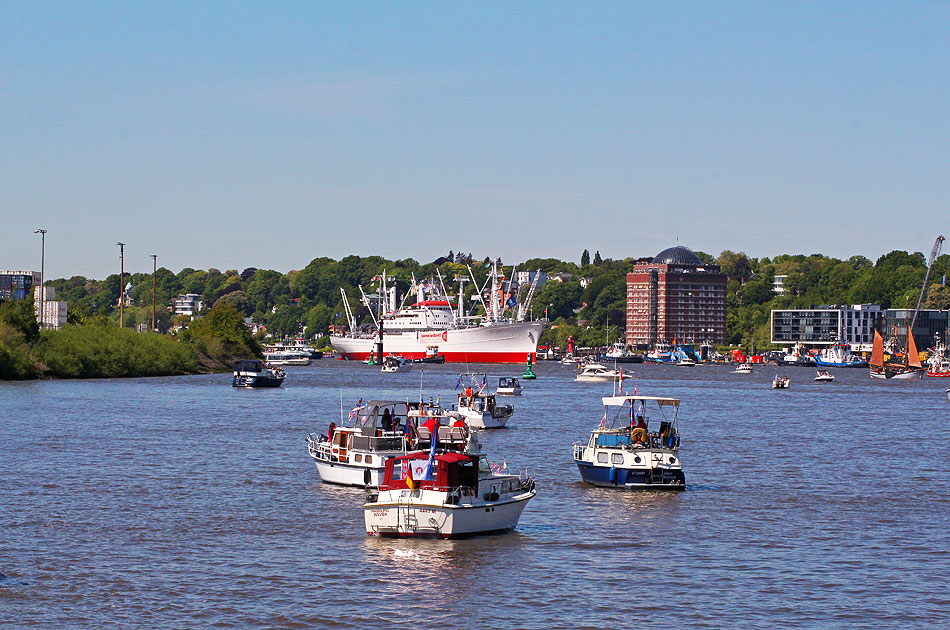 Die Cap San Diego in Hamburg auf der Elbe