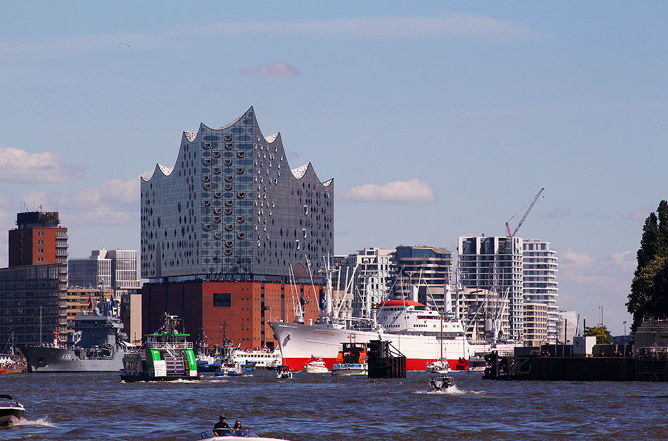 Die Cap San Diego und Elbphilharmonie während dem Hafengeburtstag in Hamburg