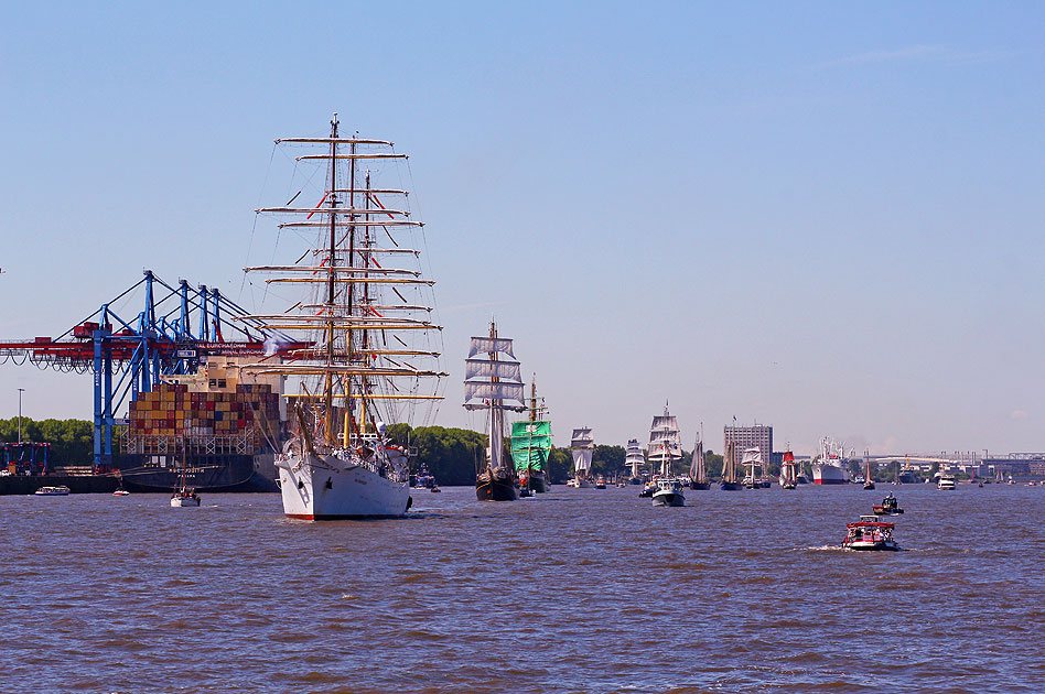 Die Einlaufparade vom Hamburger Hafengeburtstag mimt dem Terminal Burchardkai