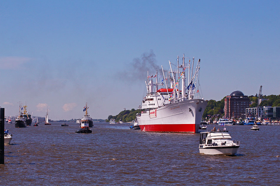 Die Cap San Diego in der Einlaufparade vom Hamburger Hafengeburtstag
