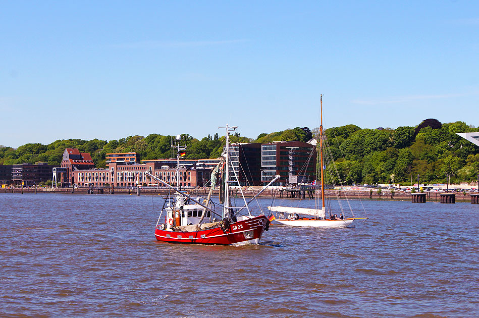 Der Krabbenkutter Andrea beim Hamburger Hafengeburtstag