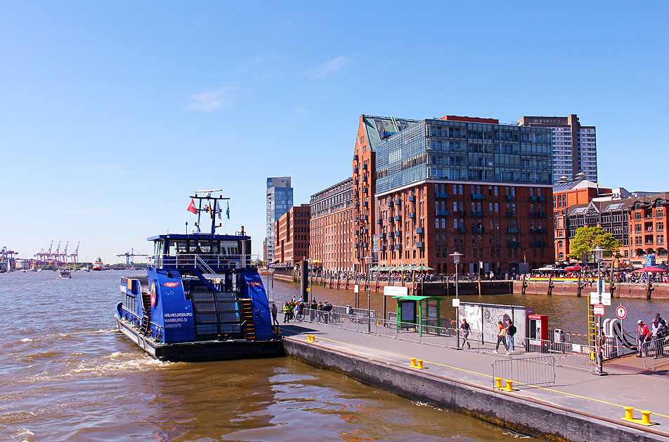 Das HADAG Schiff Wilhelmsburg am Anleger Altona Fischmarkt