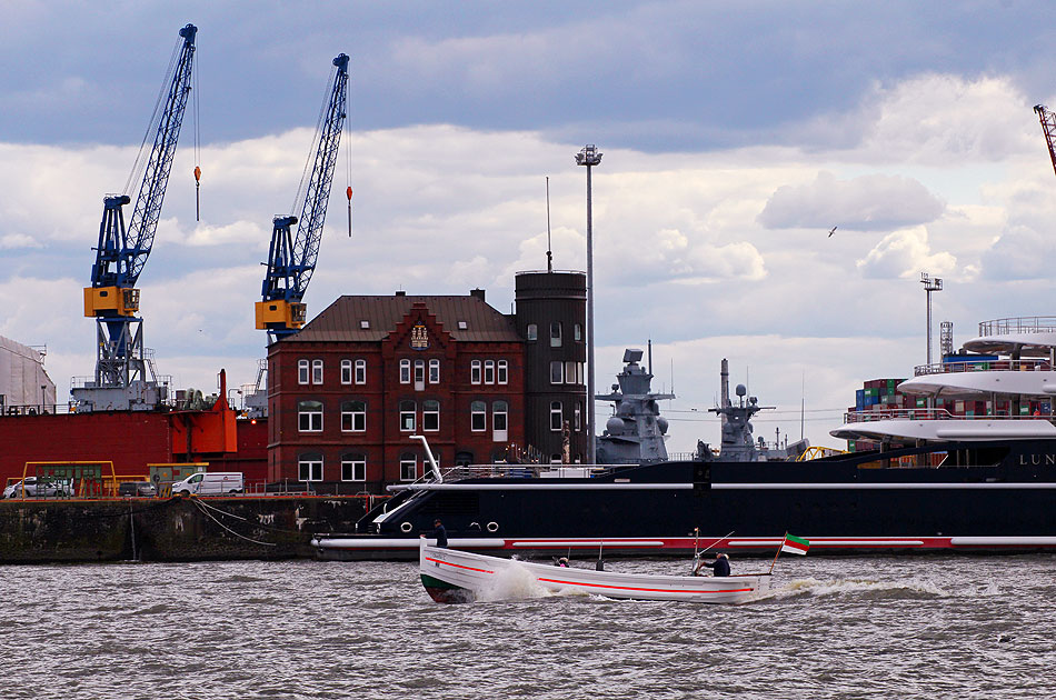 Das Helgoländer Börteboot Anja auf der Elbe auf der Fahrt in Richtung Landungsbrücken