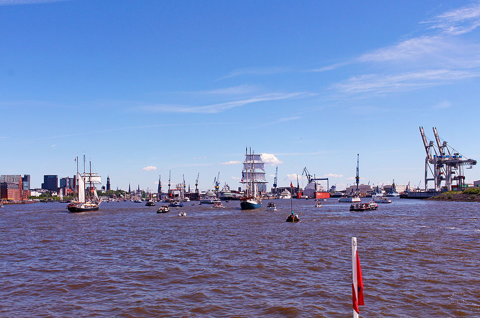 Die Einlaufparade zum Hamburger Hafengeburtstag