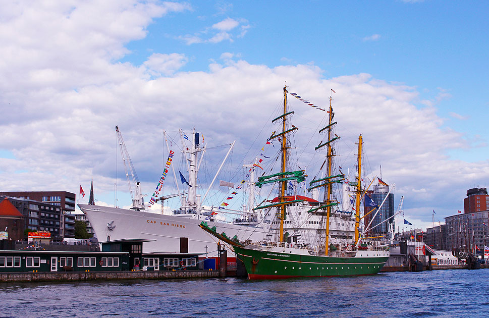 Die Cap San Diego und Alexander von Humboldt in Hamburg an der Übereseebrücke