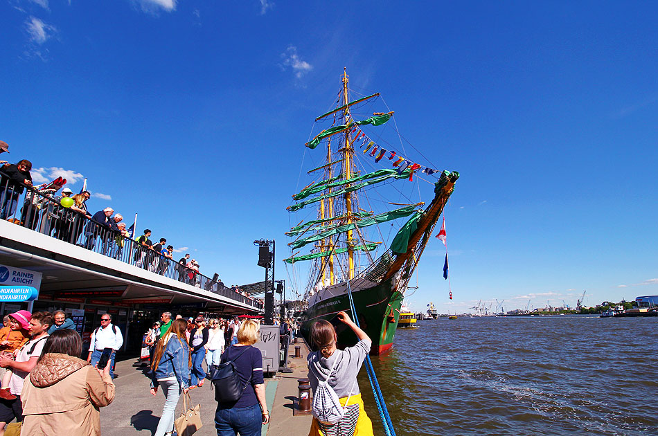Die Alexander von Humboldt II auf dem Hamburger Hafengeburtstag