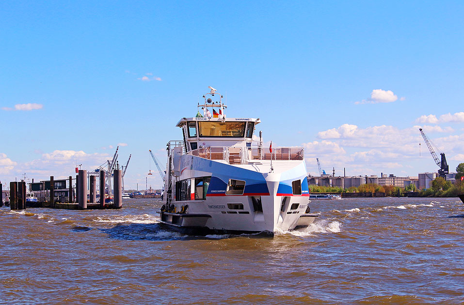 Das HADAG Schiff Finkenwerder an den St. Pauli Landungsbrücken