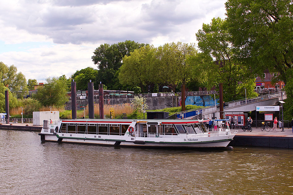 Das HADAG Schiff St. Nikolaus n Finkenwerder