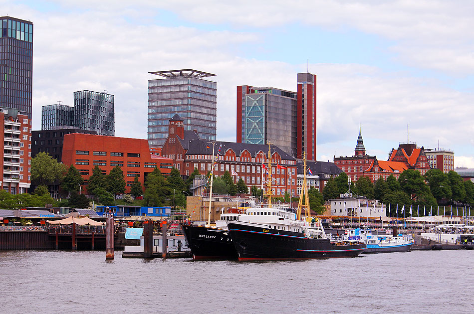 Hochseeschlepper Holland und Elbe in Hamburg an den St. Pauli Landungsbrücken