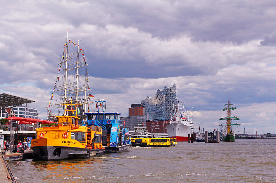 Das HADAG Schiff Falkenstein an den St. Pauli Landungsbr&uuml;cken