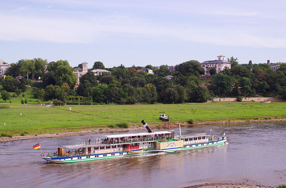 Das Schiff Meissen auf der Elbe in Dresden