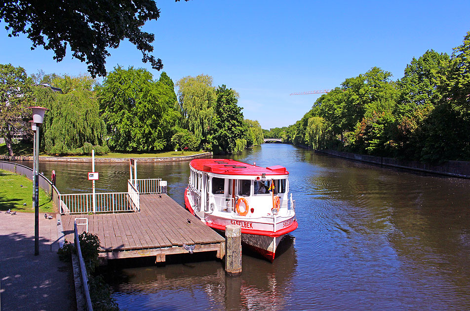 Der Alsterdampfer Saselbek am Anleger Streekbrücke