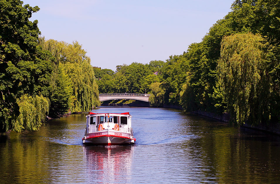 Der Alsterdampfer Saselbek auf der Alster in Hamburg