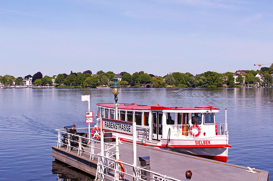 Der Alsterdampfer Sielbek am Anleger Rabenstraße in Hamburg