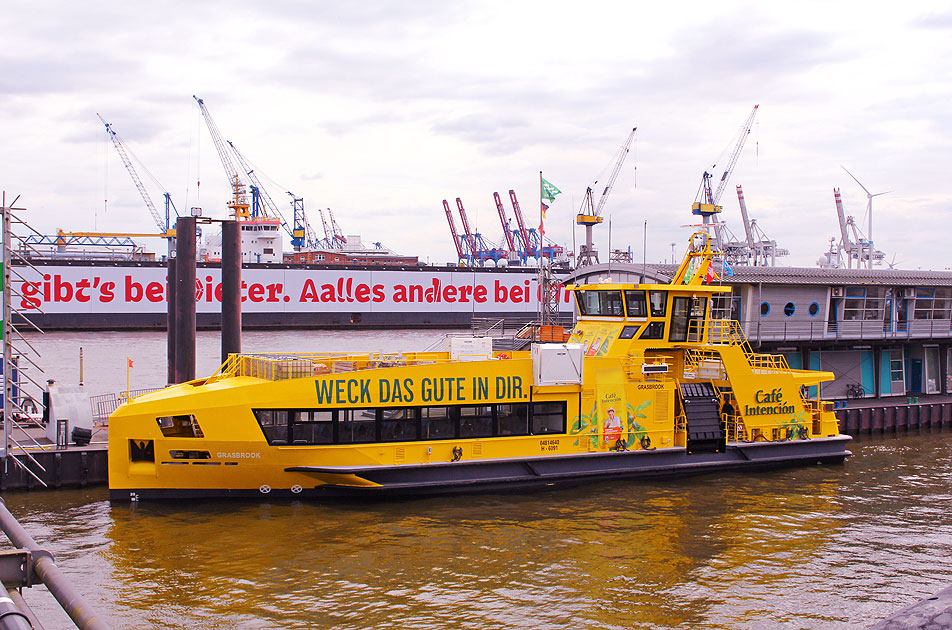 Die HADAG Hafenf&auml;hre Grasbrook am Betriebsanleger Fischmarkt