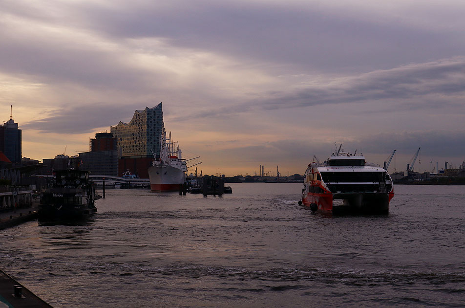 Der Halunder Jet an den St. Pauli Landungsbrücken