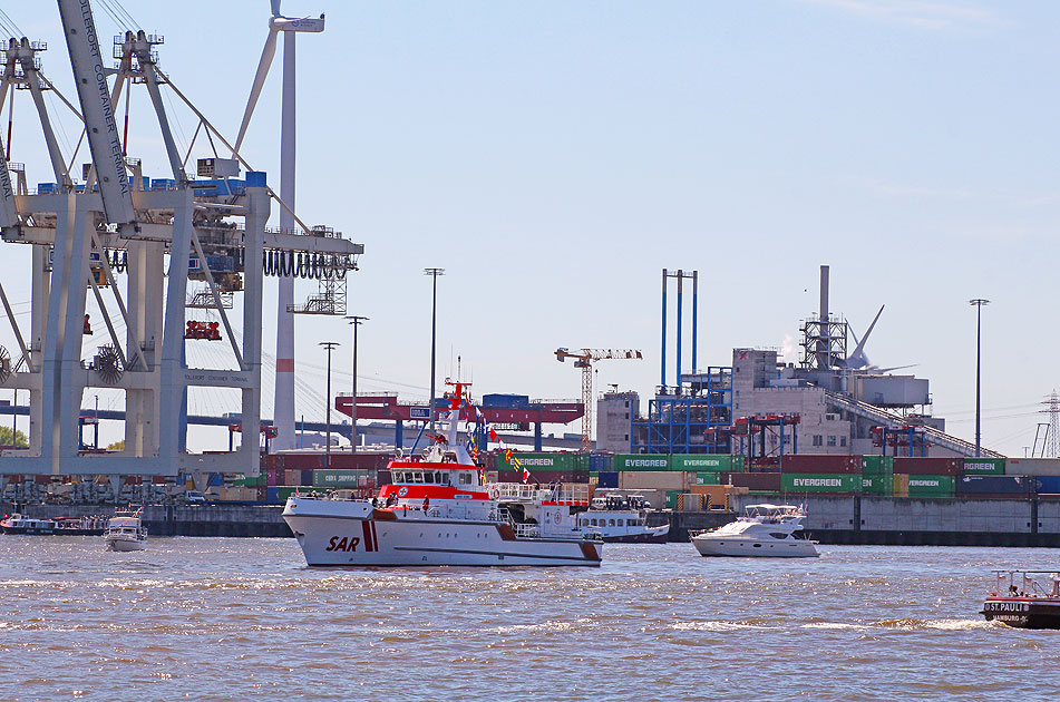 Der Seenotrettungskreuzer Harro Koebke beim Hamburger Hafengeburtstag