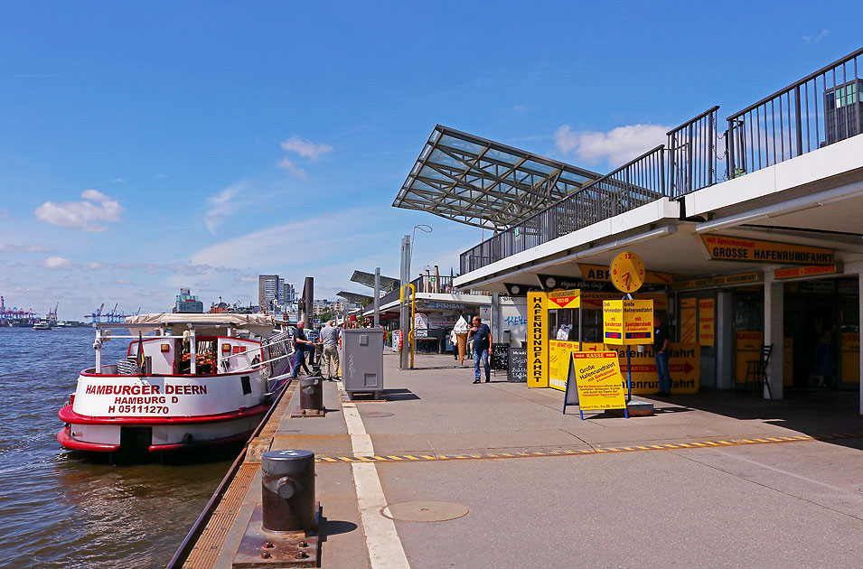 Die Hamburger Deern an den St. Pauli Landungsbrücken