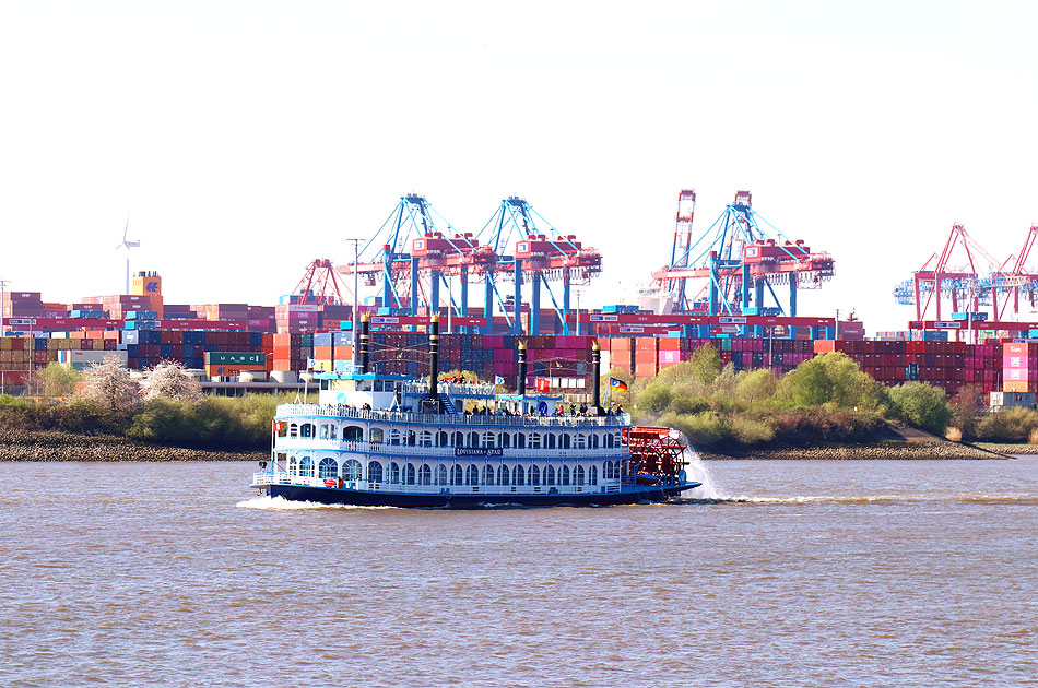 Die MS Louisiana Star von Rainer Abicht in Hamburg auf der Elbe