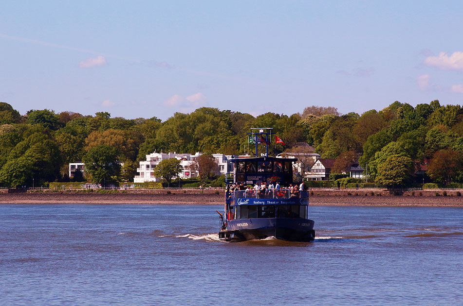 Das HADAG Schiff Oortkaten in Finkenwerder
